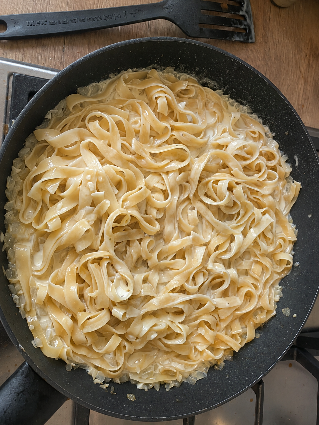Kremowe tagliatelle w sosie śmietanowo-parmezanowym