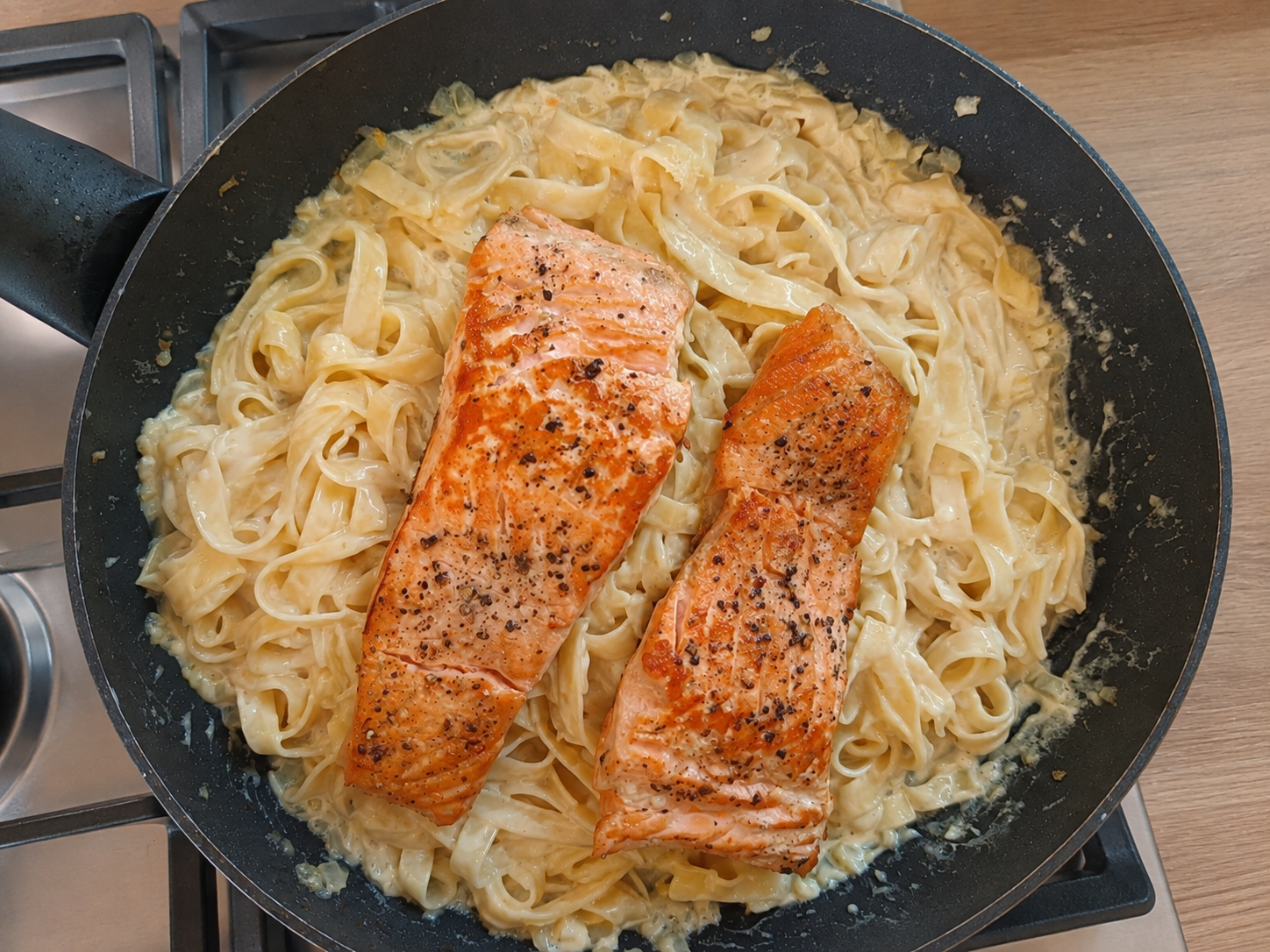 Łosoś podgrzewany na kremowym tagliatelle