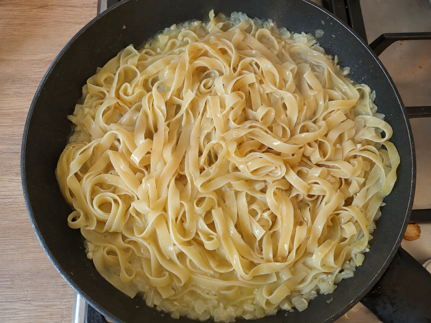 Tagliatelle częściowo ugotowane w bulionie